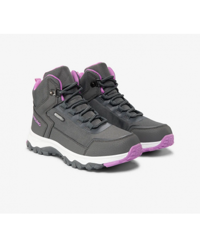 Bernumode | Viking: Eagle Warm GTX 1V - Ziemas zābaki bērniem, ūdensizturīgi ar GORE-TEX 55,48 € Sīkāk: •Ūdensizturīgs ar GORE-TEX; •Gumijas ārējā zole; •Uzlabota saķere; •Zamšāda; •Uzlabota saķere; •Atstarojošas detaļas.
Eagle Warm GTX ir vidēja griezuma ziemas apavi, kas izgatavoti no augstākās kvalitātes materiāliem, kas apvieno komfortu ar pilsētas stilu. Augstākās kvalitātes zamšādas ārpuse ir pārklāta ar Gore-Tex membrānu ūdensnecaurlaidīgai aizsardzībai un ar flīsa oderi iekšpusi, kas nodrošina papildu siltumu aukstā laikā. Elastīgās šņores un Velcro siksniņa atvieglo uzvilkšanu un novilkšanu. Atstarojošās detaļas uzlabo redzamību naktī, savukārt gumijas ārējā zole ar unikālu protektora rakstu satver slidenas virsmas.
Izmēru tabula
 
Size
Size mm
39
26.1
40
26.7
41
27.4
42
28
43
28.7
 Bernumode | Viking: Eagle Warm GTX 1V - Ziemas zābaki bērniem, ūdensizturīgi ar GORE-TEX 55,48 € Sīkāk: •Ūdensizturīgs ar GORE-TEX; •Gumijas ārējā zole; •Uzlabota saķere; •Zamšāda; •Uzlabota saķere; •Atstarojošas detaļas.
Eagle Warm GTX ir vidēja griezuma ziemas apavi, kas izgatavoti no augstākās kvalitātes materiāliem, kas apvieno komfortu ar pilsētas stilu. Augstākās kvalitātes zamšādas ārpuse ir pārklāta ar Gore-Tex membrānu ūdensnecaurlaidīgai aizsardzībai un ar flīsa oderi iekšpusi, kas nodrošina papildu siltumu aukstā laikā. Elastīgās šņores un Velcro siksniņa atvieglo uzvilkšanu un novilkšanu. Atstarojošās detaļas uzlabo redzamību naktī, savukārt gumijas ārējā zole ar unikālu protektora rakstu satver slidenas virsmas.
Izmēru tabula
 
Size
Size mm
39
26.1
40
26.7
41
27.4
42
28
43
28.7
