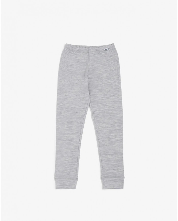 Bernumode | Viking: Bērnu termo-bikses PLAY,  merino vilna 17,91 € Veiciniet bērna bezrūpīgas rotaļas aukstā laikā ar pamatnes slāni, kam piemīt merino vilnas nepārspējamas siltumu regulējošas īpašības un kas neniez. Tas ir iespējams, pateicoties neniezošajam adītam bambusa materiālam iekšpusē, kas jūtas mīksts un gluds uz tausti. Tas ir apvienots ar merino vilnas kārtu, kas iegūta "museling free" procesā (t.i., vismaigākā pret dzīvniekiem), kas spēj saglabāt siltumu aukstumā un vēsumā siltās dienās vai aktivitātes laikā. Merino vilnai nav nepieciešama bieža mazgāšana tāpat kā citām šķiedrām, kas var palīdzēt samazināt ūdens un enerģijas patēriņu. Pēc lietošanas vienkārši pakariet bikses, lai tās izvēdinātos, un nākamajā dienā tās vienmēr būs svaigas.