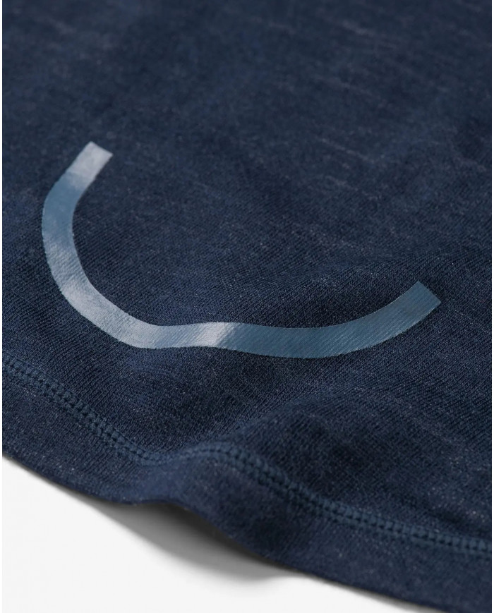 Bernumode | Viking: Bērnu termo-krekls PLAY,  merino vilna 20,39 € Veiciniet bērna bezrūpīgas rotaļas aukstā laikā ar pamatnes slāni, kam piemīt merino vilnas nepārspējamas siltumu regulējošas īpašības un kas neniez. Tas ir iespējams, pateicoties neniezošajam adītam bambusa materiālam iekšpusē, kas jūtas mīksts un gluds uz tausti. Tas ir apvienots ar merino vilnas kārtu, kas iegūta "museling free" procesā (t.i., vismaigākā pret dzīvniekiem), kas spēj saglabāt siltumu aukstumā un vēsumā siltās dienās vai aktivitātes laikā. Merino vilnai nav nepieciešama bieža mazgāšana tāpat kā citām šķiedrām, kas var palīdzēt samazināt ūdens un enerģijas patēriņu. Pēc lietošanas vienkārši pakariet bikses, lai tās izvēdinātos, un nākamajā dienā tās vienmēr būs svaigas.