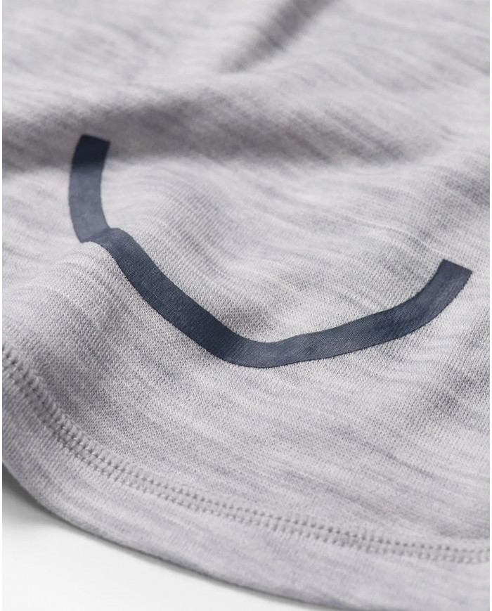 Bernumode | Viking: Bērnu termo-krekls PLAY,  merino vilna 20,39 € Veiciniet bērna bezrūpīgas rotaļas aukstā laikā ar pamatnes slāni, kam piemīt merino vilnas nepārspējamas siltumu regulējošas īpašības un kas neniez. Tas ir iespējams, pateicoties neniezošajam adītam bambusa materiālam iekšpusē, kas jūtas mīksts un gluds uz tausti. Tas ir apvienots ar merino vilnas kārtu, kas iegūta "museling free" procesā (t.i., vismaigākā pret dzīvniekiem), kas spēj saglabāt siltumu aukstumā un vēsumā siltās dienās vai aktivitātes laikā. Merino vilnai nav nepieciešama bieža mazgāšana tāpat kā citām šķiedrām, kas var palīdzēt samazināt ūdens un enerģijas patēriņu. Pēc lietošanas vienkārši pakariet bikses, lai tās izvēdinātos, un nākamajā dienā tās vienmēr būs svaigas. Bernumode | Viking: Bērnu termo-krekls PLAY,  merino vilna 20,39 € Veiciniet bērna bezrūpīgas rotaļas aukstā laikā ar pamatnes slāni, kam piemīt merino vilnas nepārspējamas siltumu regulējošas īpašības un kas neniez. Tas ir iespējams, pateicoties neniezošajam adītam bambusa materiālam iekšpusē, kas jūtas mīksts un gluds uz tausti. Tas ir apvienots ar merino vilnas kārtu, kas iegūta "museling free" procesā (t.i., vismaigākā pret dzīvniekiem), kas spēj saglabāt siltumu aukstumā un vēsumā siltās dienās vai aktivitātes laikā. Merino vilnai nav nepieciešama bieža mazgāšana tāpat kā citām šķiedrām, kas var palīdzēt samazināt ūdens un enerģijas patēriņu. Pēc lietošanas vienkārši pakariet bikses, lai tās izvēdinātos, un nākamajā dienā tās vienmēr būs svaigas.