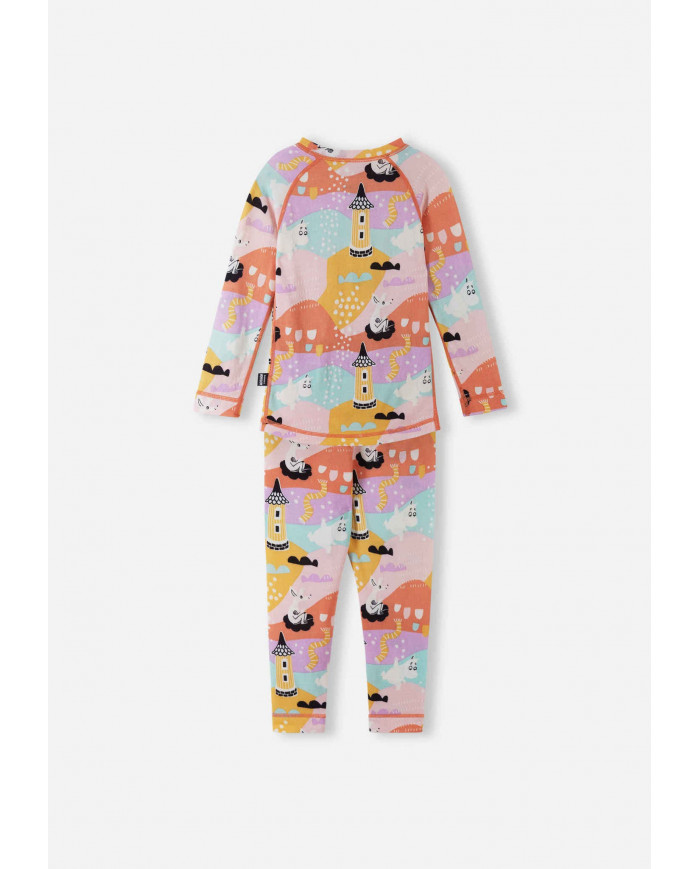 Bernumode | Reima: Комплект термо-белья из шерсти мериноса, Trivsam 46,12 € Pamatnes slāņa komplekts ar mīkstu bambusu iekšpusē un siltu merino vilnu ārpusē. Labākā komforta un siltuma kombinācija Reima bāzes slāņa materiālos.
Rotaļīgs divdaļīgs mazuļu termiskais komplekts, kas paredzēts ziemas dienām un naktīm, un tam ir mīksts reverss, kas izgatavots no bambusa viskozes, kas lieliski absorbē mitrumu. 
Greznā siltā virsma ir izgatavota no atbildīgas merino vilnas. Bikses un augšdaļa pasargā no drebuļiem, vienlaikus palīdzot regulēt ķermeņa temperatūru. 
Šim Reima aukstā laika komplektam ir ērtas plakanas šuves, kas palīdz novērst berzi. Elastīgais viduklis paplašinās ar katru elpu. Un kas zina, šis Muminu tēmas bāzes slāņu komplekts var būt noderīgs, mācot bērnam alfabētu! 

Vilna ir ideāli piemērota temperatūras kontrolei 
Vilnas un bambusa viskozes maisījuma adījums ir ļoti mīksts un silts un labi uzsūc mitrumu 
Izgatavots no Responsible Wool Standard sertificētas vilnas. Reima ir sertificēta Control Union. CU 872203 
Mīkstas, plakanas šuves papildu komfortam: bez berzes 
Elastīga jostasvieta 
Visapkārt Moomin apdruka


