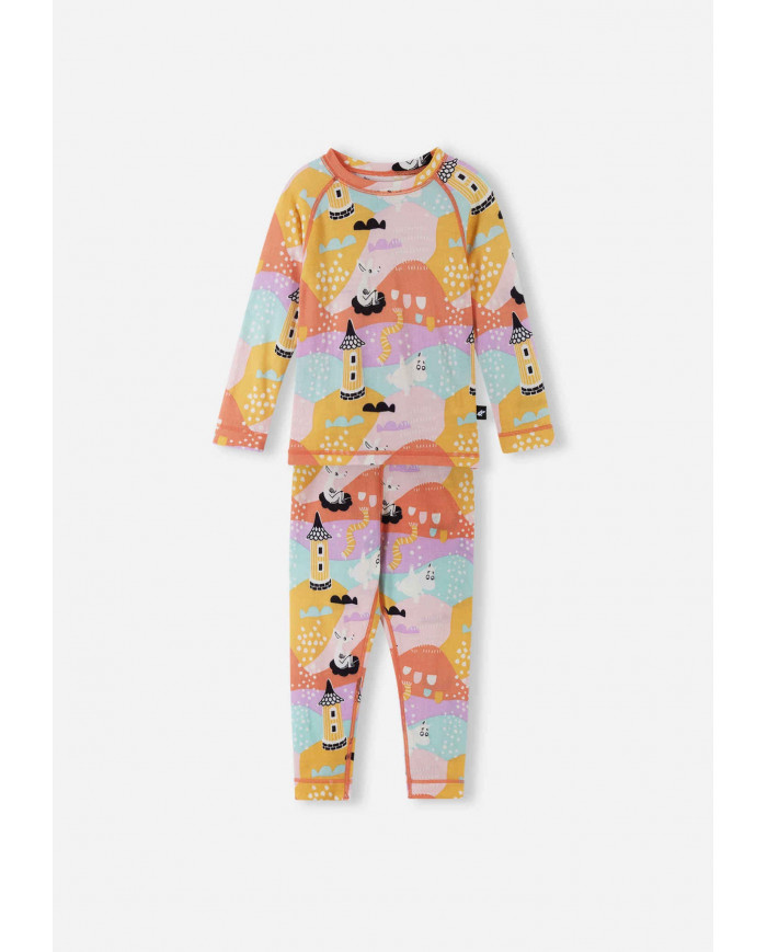 Bernumode | Reima: Комплект термо-белья из шерсти мериноса, Trivsam 46,12 € Pamatnes slāņa komplekts ar mīkstu bambusu iekšpusē un siltu merino vilnu ārpusē. Labākā komforta un siltuma kombinācija Reima bāzes slāņa materiālos.
Rotaļīgs divdaļīgs mazuļu termiskais komplekts, kas paredzēts ziemas dienām un naktīm, un tam ir mīksts reverss, kas izgatavots no bambusa viskozes, kas lieliski absorbē mitrumu. 
Greznā siltā virsma ir izgatavota no atbildīgas merino vilnas. Bikses un augšdaļa pasargā no drebuļiem, vienlaikus palīdzot regulēt ķermeņa temperatūru. 
Šim Reima aukstā laika komplektam ir ērtas plakanas šuves, kas palīdz novērst berzi. Elastīgais viduklis paplašinās ar katru elpu. Un kas zina, šis Muminu tēmas bāzes slāņu komplekts var būt noderīgs, mācot bērnam alfabētu! 

Vilna ir ideāli piemērota temperatūras kontrolei 
Vilnas un bambusa viskozes maisījuma adījums ir ļoti mīksts un silts un labi uzsūc mitrumu 
Izgatavots no Responsible Wool Standard sertificētas vilnas. Reima ir sertificēta Control Union. CU 872203 
Mīkstas, plakanas šuves papildu komfortam: bez berzes 
Elastīga jostasvieta 
Visapkārt Moomin apdruka


