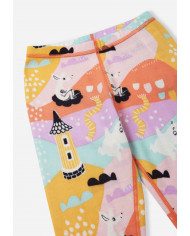 Bernumode | Reima: Комплект термо-белья из шерсти мериноса, Trivsam 46,12 € Pamatnes slāņa komplekts ar mīkstu bambusu iekšpusē un siltu merino vilnu ārpusē. Labākā komforta un siltuma kombinācija Reima bāzes slāņa materiālos.
Rotaļīgs divdaļīgs mazuļu termiskais komplekts, kas paredzēts ziemas dienām un naktīm, un tam ir mīksts reverss, kas izgatavots no bambusa viskozes, kas lieliski absorbē mitrumu. 
Greznā siltā virsma ir izgatavota no atbildīgas merino vilnas. Bikses un augšdaļa pasargā no drebuļiem, vienlaikus palīdzot regulēt ķermeņa temperatūru. 
Šim Reima aukstā laika komplektam ir ērtas plakanas šuves, kas palīdz novērst berzi. Elastīgais viduklis paplašinās ar katru elpu. Un kas zina, šis Muminu tēmas bāzes slāņu komplekts var būt noderīgs, mācot bērnam alfabētu! 

Vilna ir ideāli piemērota temperatūras kontrolei 
Vilnas un bambusa viskozes maisījuma adījums ir ļoti mīksts un silts un labi uzsūc mitrumu 
Izgatavots no Responsible Wool Standard sertificētas vilnas. Reima ir sertificēta Control Union. CU 872203 
Mīkstas, plakanas šuves papildu komfortam: bez berzes 
Elastīga jostasvieta 
Visapkārt Moomin apdruka


