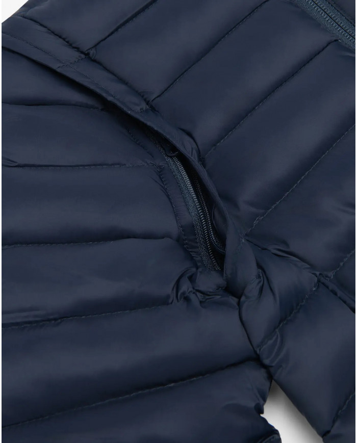 Bernumode | Viking: Aery Light Down Jacket-Universāla dūnu jaka un veste zēniem 43,33 € No vēsiem rītiem līdz siltākām pēcpusdienām pielāgojamā Aery Light dūnu jaka palīdz jūsu bērnam justies ērti visā mainīgajā temperatūrā. Piepildīta ar atbildīgi iegūtu dūnu un spalvu izolāciju, jaka nodrošina siltumu ar dabisku izolāciju, kas vēl ir jāpārvar. Dūnas ir arī ļoti saspiežamas, kas nozīmē, ka jaku var viegli iesaiņot mugursomā, ja tā būs nepieciešama vēlāk. Siltākā laikā jaku var izmantot kā ārējo slāni, un tā pat ir apstrādāta ar nefluorētu Bionic Finish Eco, lai nodrošinātu noturīgu ūdens atgrūšanu nokrišņu gadījumā. Aukstākos laikapstākļos to var izmantot arī kā starpkārtu zem sniega tērpa vai jakas. Kā gudrs apdares pieskāriens, arī rokas ir noņemamas, ļaujot jakai pārvērsties par vesti atkarībā no aktivitātes un temperatūras.