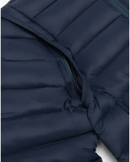 Bernumode | Viking: Универсальная Куртка-пуховик/жилетка (2 в 1) на мальчика Aery Light Down Jacket 43,33 € Адаптируемый легкий пуховик Aery Light Down Jacket поможет вашему ребенку чувствовать себя комфортно при меняющихся температурах и морозным утром, и теплым днем. Куртка, наполненная утеплителем из пуха и пера, полученного из ответственных источников, обеспечивает тепло благодаря естественному утеплителю, лучше которого не сущетсвует. Пух также хорошо сжимается, а это значит, что куртку можно легко упаковать в рюкзак на случай, если она понадобится позже. В теплую погоду куртку можно использовать в качестве внешнего слоя, и она даже обработана нефторированным составом Bionic Finish Eco, обеспечивающим стойкие водоотталкивающие свойства в случае осадков. В холодную погоду его также можно использовать в качестве среднего слоя под зимним комбинезоном или курткой. В качестве умного завершающего штриха можно снятьрукава, что позволяет куртке превращаться в жилет в зависимости от активности и температуры.