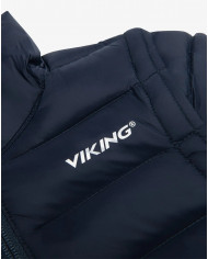 Bernumode | Viking: Универсальная Куртка-пуховик/жилетка (2 в 1) на мальчика Aery Light Down Jacket 43,33 € Адаптируемый легкий пуховик Aery Light Down Jacket поможет вашему ребенку чувствовать себя комфортно при меняющихся температурах и морозным утром, и теплым днем. Куртка, наполненная утеплителем из пуха и пера, полученного из ответственных источников, обеспечивает тепло благодаря естественному утеплителю, лучше которого не сущетсвует. Пух также хорошо сжимается, а это значит, что куртку можно легко упаковать в рюкзак на случай, если она понадобится позже. В теплую погоду куртку можно использовать в качестве внешнего слоя, и она даже обработана нефторированным составом Bionic Finish Eco, обеспечивающим стойкие водоотталкивающие свойства в случае осадков. В холодную погоду его также можно использовать в качестве среднего слоя под зимним комбинезоном или курткой. В качестве умного завершающего штриха можно снятьрукава, что позволяет куртке превращаться в жилет в зависимости от активности и температуры.