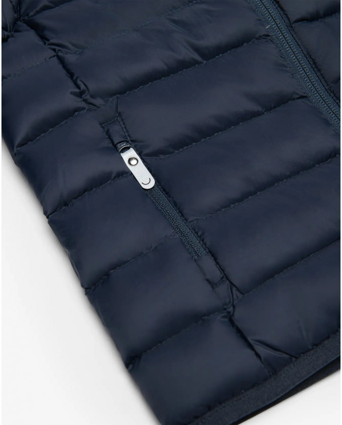 Bernumode | Viking: Aery Light Down Jacket-Universāla dūnu jaka un veste zēniem 43,33 € No vēsiem rītiem līdz siltākām pēcpusdienām pielāgojamā Aery Light dūnu jaka palīdz jūsu bērnam justies ērti visā mainīgajā temperatūrā. Piepildīta ar atbildīgi iegūtu dūnu un spalvu izolāciju, jaka nodrošina siltumu ar dabisku izolāciju, kas vēl ir jāpārvar. Dūnas ir arī ļoti saspiežamas, kas nozīmē, ka jaku var viegli iesaiņot mugursomā, ja tā būs nepieciešama vēlāk. Siltākā laikā jaku var izmantot kā ārējo slāni, un tā pat ir apstrādāta ar nefluorētu Bionic Finish Eco, lai nodrošinātu noturīgu ūdens atgrūšanu nokrišņu gadījumā. Aukstākos laikapstākļos to var izmantot arī kā starpkārtu zem sniega tērpa vai jakas. Kā gudrs apdares pieskāriens, arī rokas ir noņemamas, ļaujot jakai pārvērsties par vesti atkarībā no aktivitātes un temperatūras.