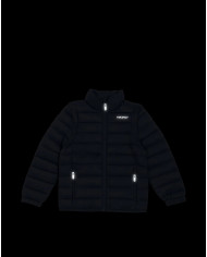 Bernumode | Viking: Универсальная Куртка-пуховик/жилетка (2 в 1) на мальчика Aery Light Down Jacket 43,33 € Адаптируемый легкий пуховик Aery Light Down Jacket поможет вашему ребенку чувствовать себя комфортно при меняющихся температурах и морозным утром, и теплым днем. Куртка, наполненная утеплителем из пуха и пера, полученного из ответственных источников, обеспечивает тепло благодаря естественному утеплителю, лучше которого не сущетсвует. Пух также хорошо сжимается, а это значит, что куртку можно легко упаковать в рюкзак на случай, если она понадобится позже. В теплую погоду куртку можно использовать в качестве внешнего слоя, и она даже обработана нефторированным составом Bionic Finish Eco, обеспечивающим стойкие водоотталкивающие свойства в случае осадков. В холодную погоду его также можно использовать в качестве среднего слоя под зимним комбинезоном или курткой. В качестве умного завершающего штриха можно снятьрукава, что позволяет куртке превращаться в жилет в зависимости от активности и температуры.