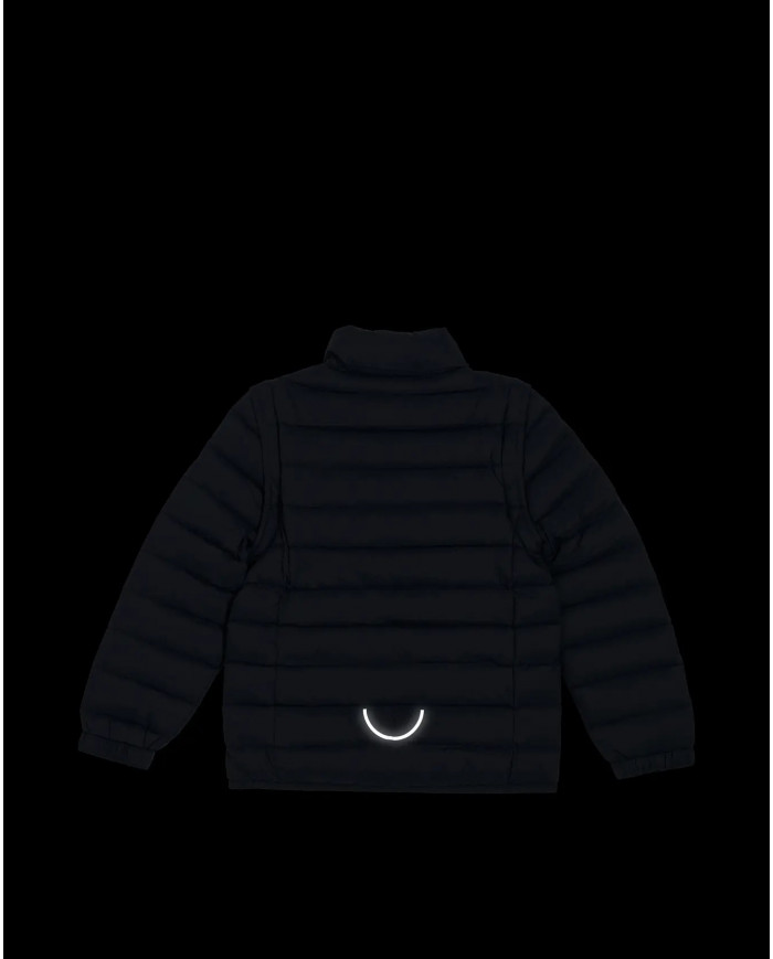 Bernumode | Viking: Универсальная Куртка-пуховик/жилетка (2 в 1) на мальчика Aery Light Down Jacket 43,33 € Адаптируемый легкий пуховик Aery Light Down Jacket поможет вашему ребенку чувствовать себя комфортно при меняющихся температурах и морозным утром, и теплым днем. Куртка, наполненная утеплителем из пуха и пера, полученного из ответственных источников, обеспечивает тепло благодаря естественному утеплителю, лучше которого не сущетсвует. Пух также хорошо сжимается, а это значит, что куртку можно легко упаковать в рюкзак на случай, если она понадобится позже. В теплую погоду куртку можно использовать в качестве внешнего слоя, и она даже обработана нефторированным составом Bionic Finish Eco, обеспечивающим стойкие водоотталкивающие свойства в случае осадков. В холодную погоду его также можно использовать в качестве среднего слоя под зимним комбинезоном или курткой. В качестве умного завершающего штриха можно снятьрукава, что позволяет куртке превращаться в жилет в зависимости от активности и температуры.