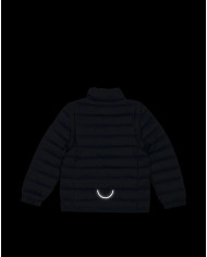 Bernumode | Viking: Универсальная Куртка-пуховик/жилетка (2 в 1) на мальчика Aery Light Down Jacket 43,33 € Адаптируемый легкий пуховик Aery Light Down Jacket поможет вашему ребенку чувствовать себя комфортно при меняющихся температурах и морозным утром, и теплым днем. Куртка, наполненная утеплителем из пуха и пера, полученного из ответственных источников, обеспечивает тепло благодаря естественному утеплителю, лучше которого не сущетсвует. Пух также хорошо сжимается, а это значит, что куртку можно легко упаковать в рюкзак на случай, если она понадобится позже. В теплую погоду куртку можно использовать в качестве внешнего слоя, и она даже обработана нефторированным составом Bionic Finish Eco, обеспечивающим стойкие водоотталкивающие свойства в случае осадков. В холодную погоду его также можно использовать в качестве среднего слоя под зимним комбинезоном или курткой. В качестве умного завершающего штриха можно снятьрукава, что позволяет куртке превращаться в жилет в зависимости от активности и температуры.