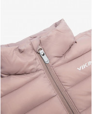 Bernumode | Viking: Universāla dūnu jaka un veste meitenēm-Aery Light Down Jacket 43,33 € No vēsiem rītiem līdz siltākām pēcpusdienām pielāgojamā Aery Light dūnu jaka palīdz jūsu bērnam justies ērti visā mainīgajā temperatūrā. Piepildīta ar atbildīgi iegūtu dūnu un spalvu izolāciju, jaka nodrošina siltumu ar dabisku izolāciju, kas vēl ir jāpārvar. Dūnas ir arī ļoti saspiežamas, kas nozīmē, ka jaku var viegli iesaiņot mugursomā, ja tā būs nepieciešama vēlāk. Siltākā laikā jaku var izmantot kā ārējo slāni, un tā pat ir apstrādāta ar nefluorētu Bionic Finish Eco, lai nodrošinātu noturīgu ūdens atgrūšanu nokrišņu gadījumā. Aukstākos laikapstākļos to var izmantot arī kā starpkārtu zem sniega tērpa vai jakas. Kā gudrs apdares pieskāriens, arī rokas ir noņemamas, ļaujot jakai pārvērsties par vesti atkarībā no aktivitātes un temperatūras.