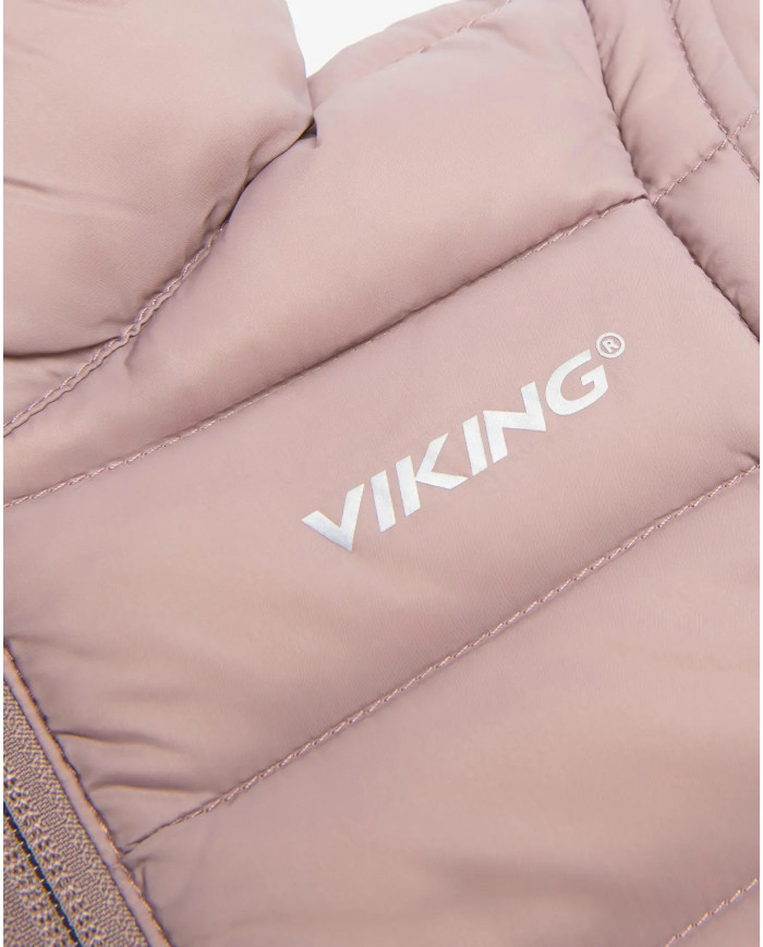 Bernumode | Viking: Универсальная Куртка-пуховик/жилетка (2 в 1) на на девочку Aery Light Down Jacket 43,33 € Адаптируемый легкий пуховик Aery Light Down Jacket поможет вашему ребенку чувствовать себя комфортно при меняющихся температурах и морозным утром, и теплым днем. Куртка, наполненная утеплителем из пуха и пера, полученного из ответственных источников, обеспечивает тепло благодаря естественному утеплителю, лучше которого не сущетсвует. Пух также хорошо сжимается, а это значит, что куртку можно легко упаковать в рюкзак на случай, если она понадобится позже. В теплую погоду куртку можно использовать в качестве внешнего слоя, и она даже обработана нефторированным составом Bionic Finish Eco, обеспечивающим стойкие водоотталкивающие свойства в случае осадков. В холодную погоду его также можно использовать в качестве среднего слоя под зимним комбинезоном или курткой. В качестве умного завершающего штриха можно снятьрукава, что позволяет куртке превращаться в жилет в зависимости от активности и температуры.