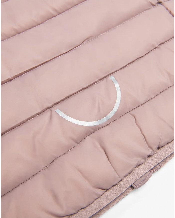 Bernumode | Viking: Universāla dūnu jaka un veste meitenēm-Aery Light Down Jacket 43,33 € No vēsiem rītiem līdz siltākām pēcpusdienām pielāgojamā Aery Light dūnu jaka palīdz jūsu bērnam justies ērti visā mainīgajā temperatūrā. Piepildīta ar atbildīgi iegūtu dūnu un spalvu izolāciju, jaka nodrošina siltumu ar dabisku izolāciju, kas vēl ir jāpārvar. Dūnas ir arī ļoti saspiežamas, kas nozīmē, ka jaku var viegli iesaiņot mugursomā, ja tā būs nepieciešama vēlāk. Siltākā laikā jaku var izmantot kā ārējo slāni, un tā pat ir apstrādāta ar nefluorētu Bionic Finish Eco, lai nodrošinātu noturīgu ūdens atgrūšanu nokrišņu gadījumā. Aukstākos laikapstākļos to var izmantot arī kā starpkārtu zem sniega tērpa vai jakas. Kā gudrs apdares pieskāriens, arī rokas ir noņemamas, ļaujot jakai pārvērsties par vesti atkarībā no aktivitātes un temperatūras.