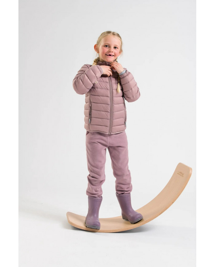 Bernumode | Viking: Universāla dūnu jaka un veste meitenēm-Aery Light Down Jacket 43,33 € No vēsiem rītiem līdz siltākām pēcpusdienām pielāgojamā Aery Light dūnu jaka palīdz jūsu bērnam justies ērti visā mainīgajā temperatūrā. Piepildīta ar atbildīgi iegūtu dūnu un spalvu izolāciju, jaka nodrošina siltumu ar dabisku izolāciju, kas vēl ir jāpārvar. Dūnas ir arī ļoti saspiežamas, kas nozīmē, ka jaku var viegli iesaiņot mugursomā, ja tā būs nepieciešama vēlāk. Siltākā laikā jaku var izmantot kā ārējo slāni, un tā pat ir apstrādāta ar nefluorētu Bionic Finish Eco, lai nodrošinātu noturīgu ūdens atgrūšanu nokrišņu gadījumā. Aukstākos laikapstākļos to var izmantot arī kā starpkārtu zem sniega tērpa vai jakas. Kā gudrs apdares pieskāriens, arī rokas ir noņemamas, ļaujot jakai pārvērsties par vesti atkarībā no aktivitātes un temperatūras.