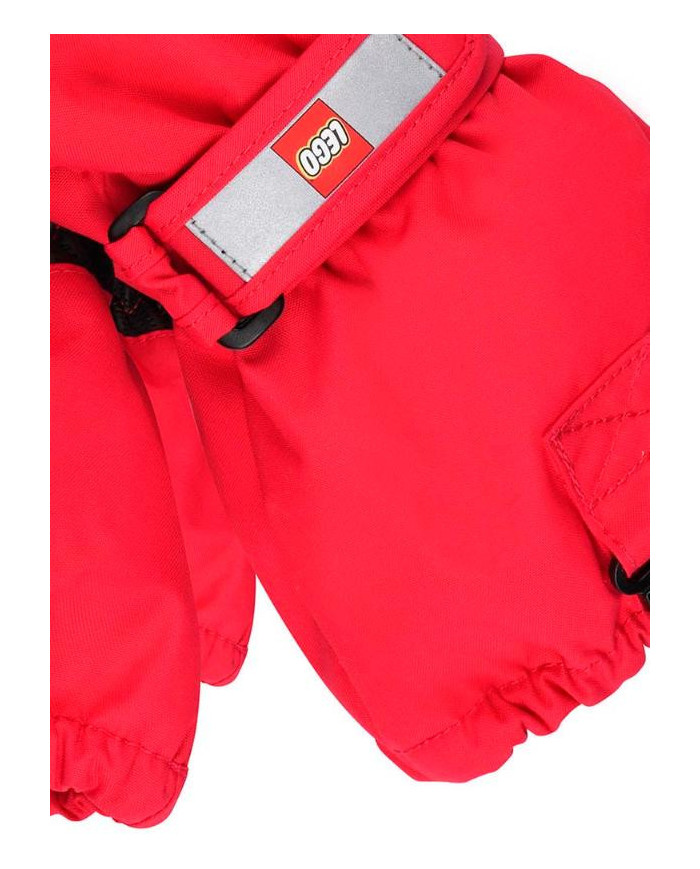 Bernumode | LEGO® Wear: Ūdensnecaurlaidīgie cimdi ar membrānu LWATLIN 700 23,62 € LEGO® slēpošanas cimdi bērniem 
Pāris gudri un funkcionāli slēpošanas cimdi padara spēlēšanu ārā daudz jautrāku aukstās un mitrās dienās. Daudzās PLAY cimdu funkcionālās īpašības nodrošina, ka jūsu bērna pirksti ir sausi un silti neatkarīgi no laikapstākļiem. 
LEGO® ziemas cimdam ir ergonomisks piegulums un elastīga plaukstas locītava ar atstarotāju un āķa un cilpas aizdari, lai nodrošinātu optimālu piegulšanu. Cimdu ieeja ir arī elastīga, lai izvairītos no sniega. Ar PU pretslīdes materiālu plaukstās un pirkstu galos labākai satvērienai. 
TĀPĒC JUMS PATĪKS CIMDI  

Tie ir ūdensnecaurlaidīgi, vēja necaurlaidīgi un elpojoši  
Cimdiem ir sprādze, lai tos varētu noklikšķināt uz LEGO jakām un sniega tērpiem 
  Cimdiem ir mīksta izolējoša Thinsulate izolācija  
Cimdi ir tik daudzās lieliskās krāsās 

Cimdi ir izgatavoti no 100% vēja necaurlaidīga un elpojoša materiāla. Tiem ir ūdensnecaurlaidīga un elpojoša Fan-Tex membrāna starp iekšējo un ārējo slāni, kas padara cimdus 100% ūdensizturīgus. Iekšējais slānis ir ērts un izolējošs Thinsulate materiāls.
 Drošības atdalāma sprādze 104-140 izmēram cimdu piestiprināšanai pie sniega tērpa vai jakas piedurknes. Sprādze atlaižas, velkot cimdus, lai jūsu bērns ne uz ko neaizķertos.
 Izvēlieties starp daudzām satriecošām krāsām.