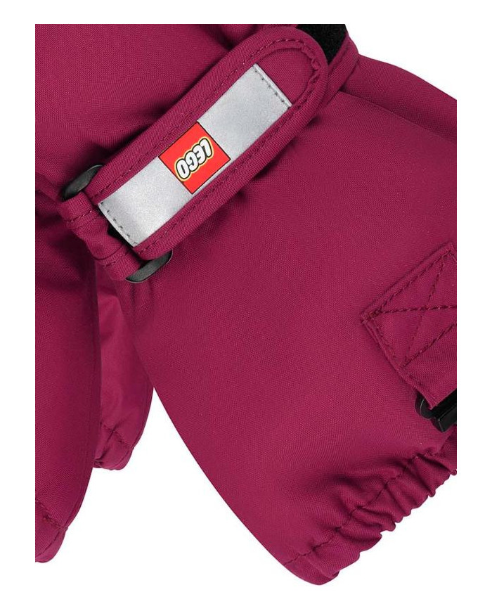 Bernumode | LEGO® Wear: Ūdensnecaurlaidīgie cimdi ar membrānu LWATLIN 700 23,62 € 
LEGO® slēpošanas cimdi bērniem
Pāris gudri un funkcionāli slēpošanas cimdi padara spēlēšanu ārā daudz jautrāku aukstās un mitrās dienās. Daudzās PLAY cimdu funkcionālās īpašības nodrošina, ka jūsu bērna pirksti ir sausi un silti neatkarīgi no laikapstākļiem.
LEGO® ziemas cimdam ir ergonomisks piegulums un elastīga plaukstas locītava ar atstarotāju un āķa un cilpas aizdari, lai nodrošinātu optimālu piegulšanu. Cimdu ieeja ir arī elastīga, lai izvairītos no sniega. Ar PU pretslīdes materiālu plaukstās un pirkstu galos labākai satvērienai.
TĀPĒC JUMS PATĪKS CIMDI
Tie ir ūdensnecaurlaidīgi, vēja necaurlaidīgi un elpojoši
Cimdiem ir sprādze, lai tos varētu noklikšķināt uz LEGO jakām un sniega tērpiem
 Cimdiem ir mīksta izolējoša Thinsulate izolācija
Cimdi ir tik daudzās lieliskās krāsās
Cimdi ir izgatavoti no 100% vēja necaurlaidīga un elpojoša materiāla. Tiem ir ūdensnecaurlaidīga un elpojoša Fan-Tex membrāna starp iekšējo un ārējo slāni, kas padara cimdus 100% ūdensizturīgus. Iekšējais slānis ir ērts un izolējošs Thinsulate materiāls.
Drošības atdalāma sprādze 104-140 izmēram cimdu piestiprināšanai pie sniega tērpa vai jakas piedurknes. Sprādze atlaižas, velkot cimdus, lai jūsu bērns ne uz ko neaizķertos.
Izvēlieties starp daudzām satriecošām krāsām.
 Bernumode | LEGO® Wear: Ūdensnecaurlaidīgie cimdi ar membrānu LWATLIN 700 23,62 € 
LEGO® slēpošanas cimdi bērniem
Pāris gudri un funkcionāli slēpošanas cimdi padara spēlēšanu ārā daudz jautrāku aukstās un mitrās dienās. Daudzās PLAY cimdu funkcionālās īpašības nodrošina, ka jūsu bērna pirksti ir sausi un silti neatkarīgi no laikapstākļiem.
LEGO® ziemas cimdam ir ergonomisks piegulums un elastīga plaukstas locītava ar atstarotāju un āķa un cilpas aizdari, lai nodrošinātu optimālu piegulšanu. Cimdu ieeja ir arī elastīga, lai izvairītos no sniega. Ar PU pretslīdes materiālu plaukstās un pirkstu galos labākai satvērienai.
TĀPĒC JUMS PATĪKS CIMDI
Tie ir ūdensnecaurlaidīgi, vēja necaurlaidīgi un elpojoši
Cimdiem ir sprādze, lai tos varētu noklikšķināt uz LEGO jakām un sniega tērpiem
 Cimdiem ir mīksta izolējoša Thinsulate izolācija
Cimdi ir tik daudzās lieliskās krāsās
Cimdi ir izgatavoti no 100% vēja necaurlaidīga un elpojoša materiāla. Tiem ir ūdensnecaurlaidīga un elpojoša Fan-Tex membrāna starp iekšējo un ārējo slāni, kas padara cimdus 100% ūdensizturīgus. Iekšējais slānis ir ērts un izolējošs Thinsulate materiāls.
Drošības atdalāma sprādze 104-140 izmēram cimdu piestiprināšanai pie sniega tērpa vai jakas piedurknes. Sprādze atlaižas, velkot cimdus, lai jūsu bērns ne uz ko neaizķertos.
Izvēlieties starp daudzām satriecošām krāsām.