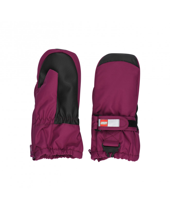 Bernumode | LEGO® Wear: Детские непромокаемые варежки с мембраной,  LWARIPO 703 20,89 € Варежки LEGO® для маленьких мальчиков и девочек 
Надеть на малышей перчатки или варежки может оказаться непростой задачей. Именно поэтому на внутренней стороне варежек имеется длинная молния, позволяющая легко их надевать и снимать. 
ПОЧЕМУ ВАМ ПОНРАВЯТСЯ ВАРЕЖКИ  

Варежки TEC изготовлены из 100% ветрозащитного, водонепроницаемого и дышащего материала. 
  Варежка LEGO® имеет эргономичную посадку и противоскользящий материал из полиуретана на ладонях для лучшего захвата.  
По внутреннему шву расположена практичная молния YKK, чтобы варежки было легче надевать и снимать маленьким ручкам, а также застегивать молнию на отверстие рукава. 

Эластичное запястье со светоотражателем и застежкой-липучкой для оптимальной посадки. Вход в варежки PLAY также имеет эластичную резинку для защиты от снега. Между внутренним и внешним слоем имеется водонепроницаемая и дышащая мембрана Fan-Tex, что делает их на 100% водонепроницаемыми. Внутренний слой представляет собой плотный и изолирующий материал Thinsulate. 
Безопасная отрывная пряжка позволяет прикрепить варежки к рукаву зимнего комбинезона или куртки. Пряжка расстегивается при натягивании варежек, поэтому ваш ребенок ни на чем не застрянет. 
Выбирайте между множеством прекрасных цветов.