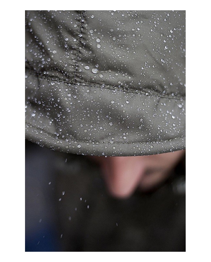 Bernumode | NIKWAX: TX Direct Spray-On 300ml kopšanas līdz. 12,23 € 


Impregnēšanas līdzeklis NIKWAX "TX.Direct Spray-On" piešķir ūdensnecaurlaidību (hidrofobās īpašības) un atjauno elpojošās īpašības. Ērti lietojams, ūdens bāzes impregnēšanas līdzeklis visiem tekstila apģērbiem un ekipējumam, ieskaitot laminētos audumus ar poliuretāna pārklājumu, kā arī elpojošam apģērbam ar mitrumu uzsūcošiem slāņiem. Sekojiet lietošanas instrukcijai uz etiķetes. Pirms lietošanas sakratīt. Ieteicams Gore-Tex®, SympaTex®, Permatex® un eVENT® apģērbam. Labāka rezultāta sasniegšanai apstrādājamo apģērbu izmazgājiet ar līdzekli Nikwax® Tech Wash®. Apģērbu pirms impregnēšanas nežāvēt. Sekojiet lietošanas instrukcijai uz  etiķetes. Pirms lietošanas sakratīt.
Lietošana:
1. Norobežojiet darba virsmu un izklājiet tīru, mitru apģērba gabalu. 2. Turiet izsmidzinātāju 15 cm attalumā no apģērba gabala. 3. Vienmērīgi uzklājiet līdzekli uz auduma virsējā slāņa. 4. Nogaidiet 2 minūtes, pēc tam noslaukiet lieko līdzekli ar mitru drānu. 5. Pārliecinieties vai visa virsma ir apstrādāta.
Žāvēšana:
Dabiskā žāvēšana gaisā (pēc pāris minūtēm pārbaudiet un noslaukiet lieko līdzekli ar mitru drānu) vai sausināšana ar maziem apgriezieniem saskaņā ar norādījumiem uz izstrādājuma etiķetes.
Patēriņš:
300 ml pudele paredzēta 1-2 apģērba gabalu apstrādei (atkarībā no apstrādājāmā auduma stāvokļa) Virsjaka (250ml)  Apmetnis (400ml) Virsbikses (150ml)  Bahilas (70ml) Lai saglabātu izstrādājuma ūdensnecaurlaidību, mazgāšanai lietojiet tikai Nikwax® Tech Wash®. Nelietojiet citus mazgāšanas līdzekļus (detergentus).

