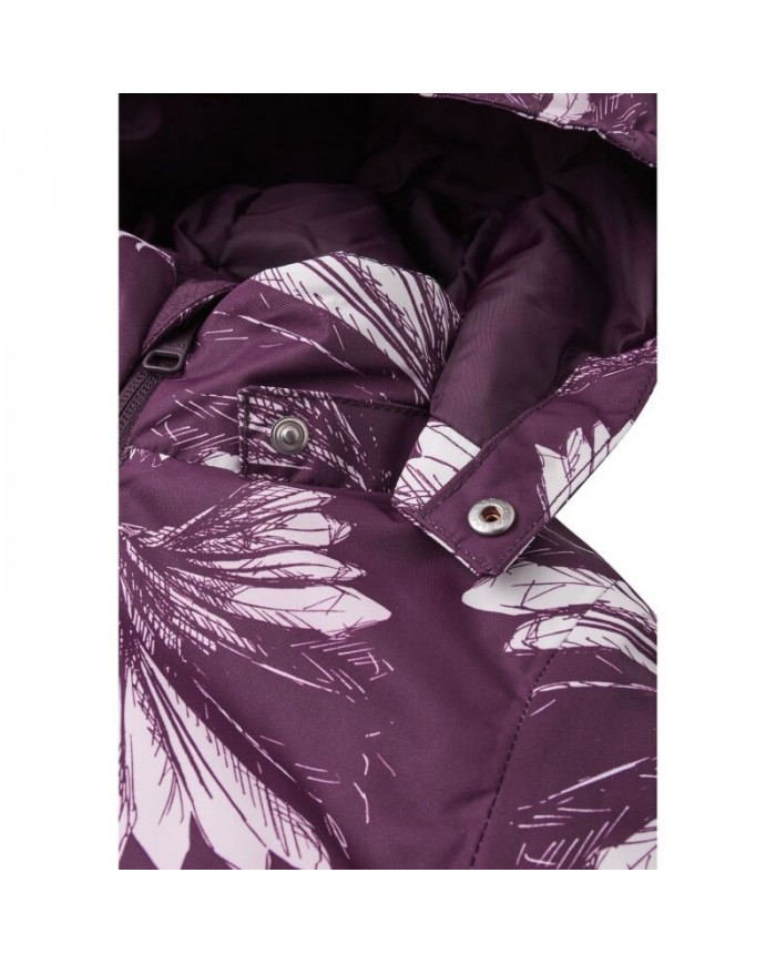 Bernumode | Reima: Зимняя куртка на девочку Reimatec, Nuotio (160 г) 46,47 € Детская зимняя куртка из переработанного волокна. Водо- и ветрозащитный. 
Эта зимняя куртка для детей Reimatec изготовлено из водо- и ветронепроницаемого материала, который также воздухопроницаем, что обеспечивает комфорт, и, как и все функциональные ткани Reima, грязеотталкивающий, что позволяет реже стирать. Основные швы герметичны, что обеспечивает водонепроницаемость, а безопасный съемный капюшон защищает маленькие головы от ветра. Гладкая подкладка облегчает одевание и обеспечивает комфорт при ношении с другими слоями одежды. Два кармана на молнии спереди и регулируемый подол — еще одни удобные детали этой детской утепленной куртки.  

Открытые швы герметичны и водонепроницаемы. 
  Гладкая подкладка из полиэстера 
  Безопасный съемный капюшон.  
Регулируемые манжеты
  Два кармана на молнии  
Регулируемый подол  
Отражающие детали
