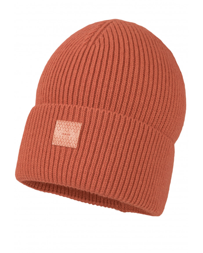 Bernumode | Jamiks: Meiteņu ziemas cepure, PAULIN 14,63 € PAULIN cepure ir elegants un ērts aksesuārs, kas lieliski iederas tavā ziemas garderobē. 
Izgatavots no augstas kvalitātes itāļu dzijas, kas sastāv no: 35% poliamīda, 30% vilnas, 30% viskozes un 5% kašmira, nodrošina izcilu kvalitāti, maigumu un siltumu. 
Kašmirs ir viena no maigākajām dabiskajām šķiedrām, kas padara cepuri no dzijas ar kašmira piejaukumu mīkstāku un patīkamāku pieskarties. Turklāt kašmirs ir pazīstams ar izcilām siltumizolācijas īpašībām. Pateicoties tam, cepure no kašmira dzijas saglabā siltumu, kas padara to lieliski piemērotu aukstākām dienām. Palīdz uzturēt galvu siltu un novērš siltuma zudumu caur galvas ādu. 
Savukārt vilnai piemīt spēja uzsūkt mitrumu no ādas virsmas, kas nozīmē, ka cepure ar pievienotu vilnu var palīdzēt regulēt mitrumu uz galvas. Tas var būt noderīgi gan aukstākos, gan siltākos apstākļos, jo tas palīdz saglabāt ādu sausu un komfortablu. 
Dzija ar vilnu un kašmiru ir ļoti izturīga, ja to pareizi kopj. No šādas dzijas izgatavotu cepuri var izmantot daudzas sezonas, ja to pareizi mazgā un uzglabā. Atcerieties, ka cepuri nedrīkst mazgāt temperatūrā, kas augstāka par 30 grādiem, un nosusiniet to plakaniski. 
Kāpēc mēs saviem produktiem izvēlējāmies tieši šo dziju? 
Ir acīmredzams, ka jo augstāks ir vilnas vai kašmira saturs, jo siltāks ir izstrādājums un spēcīgākas atsevišķu izejvielu īpašības. Taču cepure no šādas dzijas būtu diezgan dārga, ne katrs varētu atļauties šādu aksesuāru, īpaši bērnam, kuram galva aug diezgan ātri. Vilnas, kašmira, poliamīda un viskozes kombinācija ir optimāls maisījums, kas gan labi funkcionē, gan pārāk nenoslogo mūsu maku. 
PAULIN ir klasiska, kvalitatīva cepure, kas der gan bērniem, gan pieaugušajiem. Pieklusinātais eko-ādas plāksteris, mūžīgā forma un modernā krāsa padara to pieskaņotu jebkuram stilam. Bernumode | Jamiks: Meiteņu ziemas cepure, PAULIN 14,63 € PAULIN cepure ir elegants un ērts aksesuārs, kas lieliski iederas tavā ziemas garderobē. 
Izgatavots no augstas kvalitātes itāļu dzijas, kas sastāv no: 35% poliamīda, 30% vilnas, 30% viskozes un 5% kašmira, nodrošina izcilu kvalitāti, maigumu un siltumu. 
Kašmirs ir viena no maigākajām dabiskajām šķiedrām, kas padara cepuri no dzijas ar kašmira piejaukumu mīkstāku un patīkamāku pieskarties. Turklāt kašmirs ir pazīstams ar izcilām siltumizolācijas īpašībām. Pateicoties tam, cepure no kašmira dzijas saglabā siltumu, kas padara to lieliski piemērotu aukstākām dienām. Palīdz uzturēt galvu siltu un novērš siltuma zudumu caur galvas ādu. 
Savukārt vilnai piemīt spēja uzsūkt mitrumu no ādas virsmas, kas nozīmē, ka cepure ar pievienotu vilnu var palīdzēt regulēt mitrumu uz galvas. Tas var būt noderīgi gan aukstākos, gan siltākos apstākļos, jo tas palīdz saglabāt ādu sausu un komfortablu. 
Dzija ar vilnu un kašmiru ir ļoti izturīga, ja to pareizi kopj. No šādas dzijas izgatavotu cepuri var izmantot daudzas sezonas, ja to pareizi mazgā un uzglabā. Atcerieties, ka cepuri nedrīkst mazgāt temperatūrā, kas augstāka par 30 grādiem, un nosusiniet to plakaniski. 
Kāpēc mēs saviem produktiem izvēlējāmies tieši šo dziju? 
Ir acīmredzams, ka jo augstāks ir vilnas vai kašmira saturs, jo siltāks ir izstrādājums un spēcīgākas atsevišķu izejvielu īpašības. Taču cepure no šādas dzijas būtu diezgan dārga, ne katrs varētu atļauties šādu aksesuāru, īpaši bērnam, kuram galva aug diezgan ātri. Vilnas, kašmira, poliamīda un viskozes kombinācija ir optimāls maisījums, kas gan labi funkcionē, gan pārāk nenoslogo mūsu maku. 
PAULIN ir klasiska, kvalitatīva cepure, kas der gan bērniem, gan pieaugušajiem. Pieklusinātais eko-ādas plāksteris, mūžīgā forma un modernā krāsa padara to pieskaņotu jebkuram stilam.