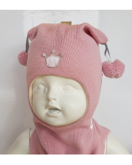 Bernumode | KIVAT: Ziemas ķivercepure 32,48 € 

Kivat produkcija pasaulē jau ir pieejama vairāk kā 20 gadus. Kolekcijas pamatā ir adītas, kokvilnas un vilnas izstrādājumi. Pateicoties augstai kvalitātei, modernam dizainam un materiālu izturīgumam, Kivat ir iekarojis popularitāti daudzās valstīs.
Materiāls virspusē: 100% vilna.
Odere: 97% organiskā kokvilna, 3% likra.
Pastiprināta vēja aizsardzība ausu un pieres rajonā.Izmēru atbilstība:0 - 0-1 gads1 - 1 gads2 - 2-4 gadi3 - 5-10 gadi4 - no 10 g.v.

