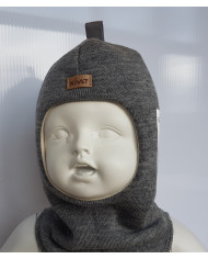 Bernumode | KIVAT: Зимняя шапка-шлем 26,86 € 

Шлем из шерсти - теплое изделие, которое отлично подойдет для зимней поры. Благодаря своей конструкции отлично заменяет как шапку, так и шарф. Мягкая хлопковая подкладка приятна для кожи, она нейтрализует "колючесть" шерсти и делает комфортными даже самые длительные прогулки. Область ушей и лба в шлеме дополнительно защищена ветрозащитными прокладками. Светоотражающие элементы. Очень удобен в использовании и идеален для холодной зимы. В таком изделии Ваш ребенок будет выглядеть великолепно, почувствует комфорт и тепло в прохладное зимнее время.
Материал верха: 100% шерсть.
Подкладка: 97% органический хлопок, 3% лайкра.
Размерность шлемов из шерсти:
0 = 0-1 лет1 = 1 год2 = 2-4 лет3 = 5-10 лет4 = от 10 лет.

