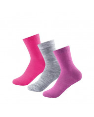 Bernumode | Devold: MERINO VILNAS ZEĶU 3-GAB. KOMPLEKTS LIGHT (meitenēm) 16,53 € Daily Merino Light zeķes ir mīkstas un vieglas ikdienas zeķes, kuras var lietot visu gadu maigā temperatūrā. Zeķēm ir ērta iesiešana apakšstilba apvidū, kā arī pastiprināta zeķe un papēdis papildu izturībai valkājot, kā arī garantē, ka jūsu kājas nekļūs lipīgas un novērsīs nepatīkamu smaku rašanos.