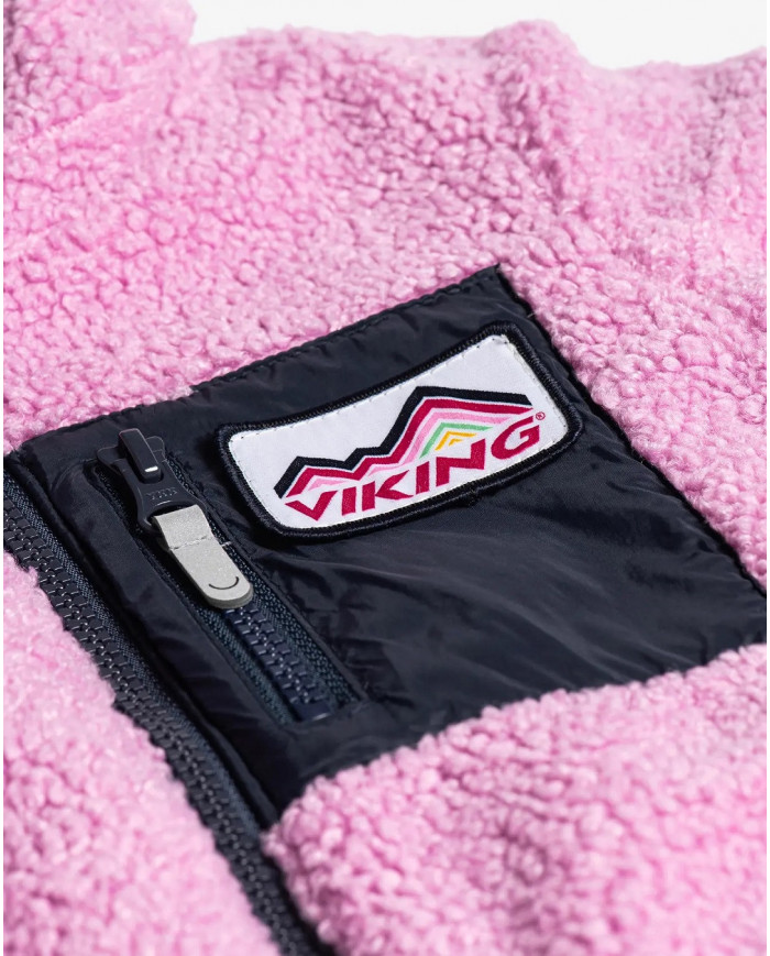 Bernumode | Viking: PLAY - 2-сторонняя флисовая куртка 32,50 € Куртка с двусторонним ворсом Play от сезона к сезону, изнутри и наружу — универсальное решение для повседневного использования вашего ребенка. Теплый капюшон, карманы и основная ткань с ворсом из полиэстера обеспечивают хорошую изоляцию и служат промежуточным слоем в прохладную погоду. Но при небольших осадках или просто для придания другого вида куртку можно перевернуть и использовать в качестве внешнего слоя. Таким образом, полиамидная ткань, обработанная Bionic Finish, обеспечивает степень защиты от непогоды, а ткань с мягким ворсом создает под ней уютный климат.