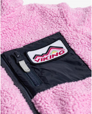 Bernumode | Viking: PLAY - 2-сторонняя флисовая куртка 32,50 € Куртка с двусторонним ворсом Play от сезона к сезону, изнутри и наружу — универсальное решение для повседневного использования вашего ребенка. Теплый капюшон, карманы и основная ткань с ворсом из полиэстера обеспечивают хорошую изоляцию и служат промежуточным слоем в прохладную погоду. Но при небольших осадках или просто для придания другого вида куртку можно перевернуть и использовать в качестве внешнего слоя. Таким образом, полиамидная ткань, обработанная Bionic Finish, обеспечивает степень защиты от непогоды, а ткань с мягким ворсом создает под ней уютный климат.