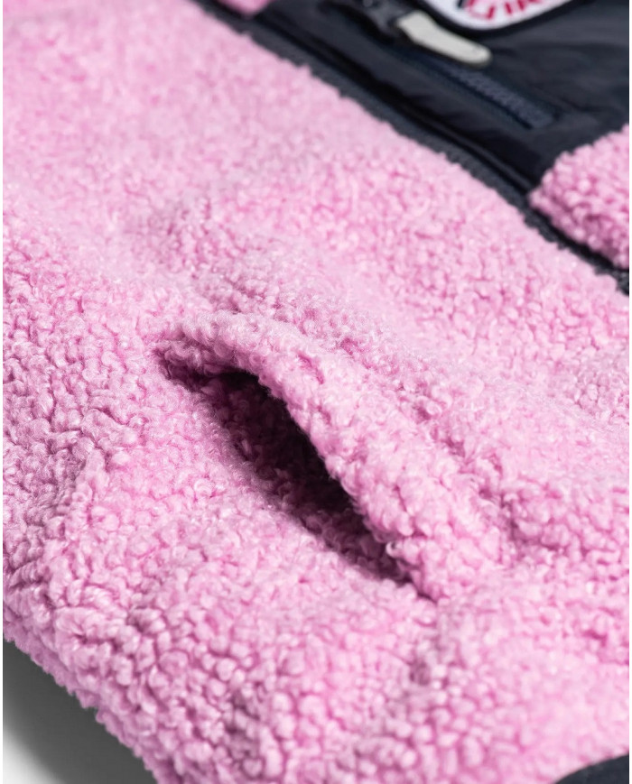 Bernumode | Viking: PLAY Reversible Pilejacket €32.50 From season to season and from inside to inside-out, Play Reversible Pile Jacket is the versatile solution for your child’s everyday use. A warm hood, pockets and a polyester pile main fabric is able to provide generous insulation and act as a midlayer for cooler weather. But in light precipitation or simply to achieve a different look, the jacket can be reversed to serve as an outerlayer. This way, a polyamide fabric treated with Bionic Finish provides a degree of protection from the elements, while the soft pile fabric creates a cozy climate beneath.