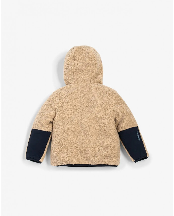 Bernumode | Viking: PLAY - 2-сторонняя флисовая куртка 32,50 € Куртка с двусторонним ворсом Play от сезона к сезону, изнутри и наружу — универсальное решение для повседневного использования вашего ребенка. Теплый капюшон, карманы и основная ткань с ворсом из полиэстера обеспечивают хорошую изоляцию и служат промежуточным слоем в прохладную погоду. Но при небольших осадках или просто для придания другого вида куртку можно перевернуть и использовать в качестве внешнего слоя. Таким образом, полиамидная ткань, обработанная Bionic Finish, обеспечивает степень защиты от непогоды, а ткань с мягким ворсом создает под ней уютный климат. Bernumode | Viking: PLAY - 2-сторонняя флисовая куртка 32,50 € Куртка с двусторонним ворсом Play от сезона к сезону, изнутри и наружу — универсальное решение для повседневного использования вашего ребенка. Теплый капюшон, карманы и основная ткань с ворсом из полиэстера обеспечивают хорошую изоляцию и служат промежуточным слоем в прохладную погоду. Но при небольших осадках или просто для придания другого вида куртку можно перевернуть и использовать в качестве внешнего слоя. Таким образом, полиамидная ткань, обработанная Bionic Finish, обеспечивает степень защиты от непогоды, а ткань с мягким ворсом создает под ней уютный климат.