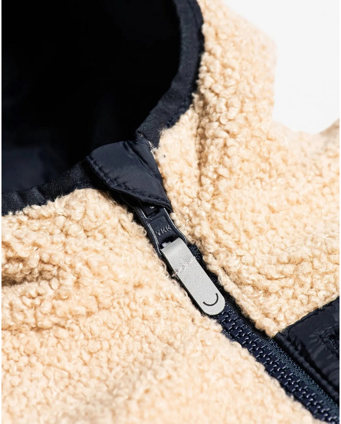 Bernumode | Viking: PLAY - 2-сторонняя флисовая куртка 32,50 € Куртка с двусторонним ворсом Play от сезона к сезону, изнутри и наружу — универсальное решение для повседневного использования вашего ребенка. Теплый капюшон, карманы и основная ткань с ворсом из полиэстера обеспечивают хорошую изоляцию и служат промежуточным слоем в прохладную погоду. Но при небольших осадках или просто для придания другого вида куртку можно перевернуть и использовать в качестве внешнего слоя. Таким образом, полиамидная ткань, обработанная Bionic Finish, обеспечивает степень защиты от непогоды, а ткань с мягким ворсом создает под ней уютный климат. Bernumode | Viking: PLAY - 2-сторонняя флисовая куртка 32,50 € Куртка с двусторонним ворсом Play от сезона к сезону, изнутри и наружу — универсальное решение для повседневного использования вашего ребенка. Теплый капюшон, карманы и основная ткань с ворсом из полиэстера обеспечивают хорошую изоляцию и служат промежуточным слоем в прохладную погоду. Но при небольших осадках или просто для придания другого вида куртку можно перевернуть и использовать в качестве внешнего слоя. Таким образом, полиамидная ткань, обработанная Bionic Finish, обеспечивает степень защиты от непогоды, а ткань с мягким ворсом создает под ней уютный климат.