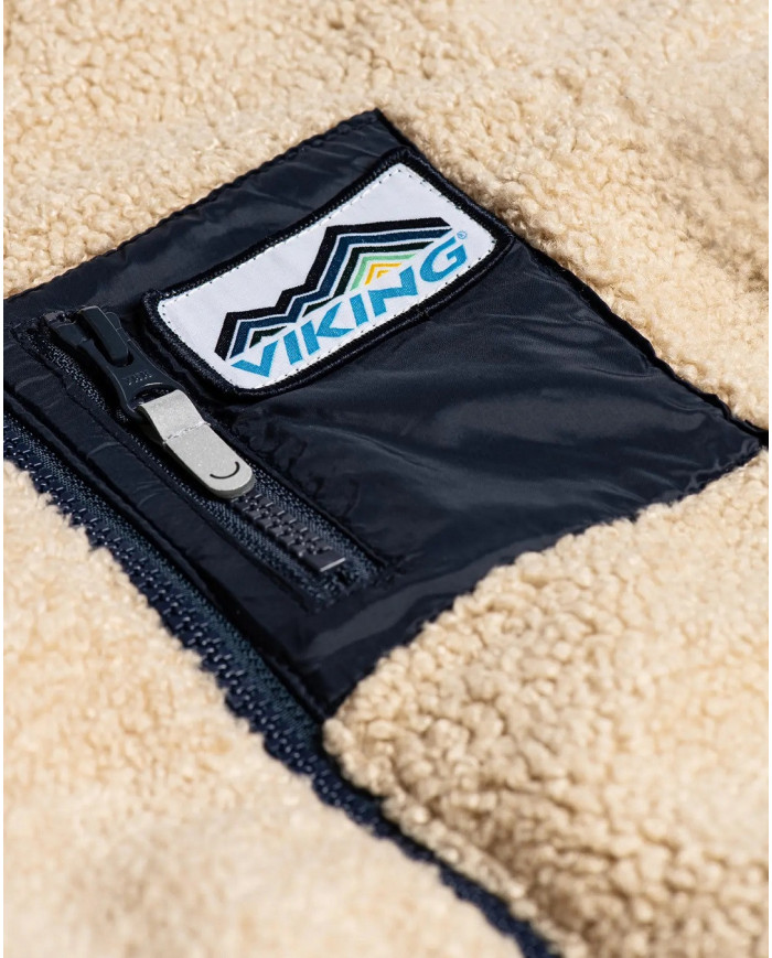 Bernumode | Viking: PLAY Reversible Pilejacket €32.50 From season to season and from inside to inside-out, Play Reversible Pile Jacket is the versatile solution for your child’s everyday use. A warm hood, pockets and a polyester pile main fabric is able to provide generous insulation and act as a midlayer for cooler weather. But in light precipitation or simply to achieve a different look, the jacket can be reversed to serve as an outerlayer. This way, a polyamide fabric treated with Bionic Finish provides a degree of protection from the elements, while the soft pile fabric creates a cozy climate beneath.