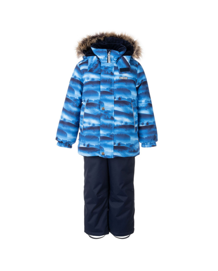 Bernumode | LENNE: Зимний комплект RON 330 г +  150 г 94,15 € В изготовлении одежды Active учитываются преобладающие в Эстонии и Северных странах погодные условия, предъявляющие к изделиям особо высокие требования. Используются специально изготовленные высокотехнологичные ткани, предохраняющие ребенка от переохлаждения, практичные в эксплуатации и легкие в уходе. Основными целями развития продукции Lenne являются безопасность, удобство, простота в уходе, практичность.Ткань-Active – водонепроницаемая дышащая ткань. Изделия из серии Active: легки по весу, ветрозащитные и теплые, дышащие, водоотталкивающие, прочные и легки в уходе.Водостойкость: 5 000/10 000 ммВоздухопроводимость: 5 000/10 000 g/m2/24h
Всепогодный комплект со светоотражающим принтом в верхней части подходит для ношения в зимний период.
Зимний комплект Lenne для мальчиков защищен от воды, ветра и дождя. Брюки с регулируемыми подтяжками согревают спину вашего ребенка даже во время активной игры. В дизайне изделия присутствуют светоотражающие детали, которые сделают вашего ребенка заметным даже в самую темную зиму. Надежный капюшон на кнопках отстегивается от изделия, если оно застревает.
Высокотехнологичная ткань Active+ имеет водонепроницаемую мембрану, которая предотвращает проникновение воды через изделие. При этом он обладает способностью испарять пот. ◆Водонепроницаемость: водяной столб 5 000/10 000 мм ◆Воздухопроницаемость: паропроницаемость 5 000/10 000 г/м²/24ч ◆Ветрозащита: воздухопроницаемость 0 л/м²с ◆Водо- и грязеотталкивание: покрытие DWR (Durable Water Repellent)
Утеплитель EXTRA WARM ⁑⁑ – лучший выбор для морозной погоды. Дышащая ткань не дает вашему ребенку потеть. Теплоудерживающая способность намного выше, чем у обычной ваты. Обеспечивает комфорт и свободу движений при температуре от -1 до -30°C. 
Манжет с подкладкой из мягкого меха. Эта уникальная деталь для верхней одежды защитит нежную кожу вашего малыша от трения о прочную и износостойкую ткань. Отдайте предпочтение этому незаменимому решению при выборе верхней одежды.
Петля для крепления отражателя.
 Bernumode | LENNE: Зимний комплект RON 330 г +  150 г 94,15 € В изготовлении одежды Active учитываются преобладающие в Эстонии и Северных странах погодные условия, предъявляющие к изделиям особо высокие требования. Используются специально изготовленные высокотехнологичные ткани, предохраняющие ребенка от переохлаждения, практичные в эксплуатации и легкие в уходе. Основными целями развития продукции Lenne являются безопасность, удобство, простота в уходе, практичность.Ткань-Active – водонепроницаемая дышащая ткань. Изделия из серии Active: легки по весу, ветрозащитные и теплые, дышащие, водоотталкивающие, прочные и легки в уходе.Водостойкость: 5 000/10 000 ммВоздухопроводимость: 5 000/10 000 g/m2/24h
Всепогодный комплект со светоотражающим принтом в верхней части подходит для ношения в зимний период.
Зимний комплект Lenne для мальчиков защищен от воды, ветра и дождя. Брюки с регулируемыми подтяжками согревают спину вашего ребенка даже во время активной игры. В дизайне изделия присутствуют светоотражающие детали, которые сделают вашего ребенка заметным даже в самую темную зиму. Надежный капюшон на кнопках отстегивается от изделия, если оно застревает.
Высокотехнологичная ткань Active+ имеет водонепроницаемую мембрану, которая предотвращает проникновение воды через изделие. При этом он обладает способностью испарять пот. ◆Водонепроницаемость: водяной столб 5 000/10 000 мм ◆Воздухопроницаемость: паропроницаемость 5 000/10 000 г/м²/24ч ◆Ветрозащита: воздухопроницаемость 0 л/м²с ◆Водо- и грязеотталкивание: покрытие DWR (Durable Water Repellent)
Утеплитель EXTRA WARM ⁑⁑ – лучший выбор для морозной погоды. Дышащая ткань не дает вашему ребенку потеть. Теплоудерживающая способность намного выше, чем у обычной ваты. Обеспечивает комфорт и свободу движений при температуре от -1 до -30°C. 
Манжет с подкладкой из мягкого меха. Эта уникальная деталь для верхней одежды защитит нежную кожу вашего малыша от трения о прочную и износостойкую ткань. Отдайте предпочтение этому незаменимому решению при выборе верхней одежды.
Петля для крепления отражателя.