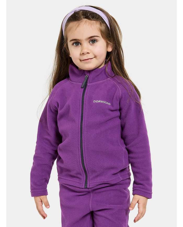 Bernumode | Didriksons: Monte Kids' Full-Zip10 - Bērnu flīsa jaka 14,40 € Kopšanas instrukcija: •Mašīnas mazgāšana 40° maigs cikls; •žāvējiet veļas žāvētājā zemā siltumā; •Netīrīt ķīmiski; •Nebalināt; •Gludināt zemā siltumā.
Funkcijas:
•4 adatas flatlock šuves;
• Četrvirzienu elastīgums: audums elastīgs visos virzienos, lai nodrošinātu maksimālu komfortu un elastību;
•Zoda aizsargs: Mīksts matēts materiāls papildu komfortam un maigumam pret zodu;
•ECO Shell audums no daļēji pārstrādātām šķiedrām;
•Priekšējais rāvējslēdzējs: šis apģērba gabals tiek atvērts un aizvērts ar rāvējslēdzēju priekšpusē.
Apraksts: Monte ir ērts starpslānis, kas paredzēts papildu kustīgumam. Jaka ir izgatavota no termomikroflīsa komfortablam siltumam. Valkājiet to telpās vai ārā. Priekšpusē rāvējslēdzēja aizdare.
Izgatavots no 25% pārstrādāta poliestera.
