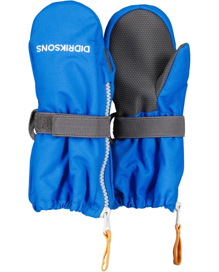 Bernumode | Didriksons: Biggles Kid's ZIP-Mittens 7-  Bērnu ūdensnecaurlaidīgi dūraiņi (80 g) 21,40 € Kopšanas instrukcija:
•Mašīnas mazgāšana 40° maigs cikls;
•Nežāvējiet veļas mašīnā;
•Netīrīt ķīmiski;
•Nebalināt;
•Negludiniet.
Funkcijas:
•Regulējama aproce;
•Auduma kartēšana;
•Cimdu drošības aukla: noņemama aukla, kas piestiprināta pie Didriksons bērnu jaku un kombinezonu piedurkņu galiem;
•Pastiprinātas zonas: Nodilumam pakļautās vietas ir pastiprinātas ar īpaši izturīgu audumu vai plēvi;
•Iekšpusē ūdensizturīgs oderējums.
Apraksts:
Polsterēti, ūdensnecaurlaidīgi un vēja necaurlaidīgi dūraiņi ar mīkstu oderi. Sānu rāvējslēdzējs atvieglo cimdu uzvilkšanu un novilkšanu. Izmēru var regulēt, izmantojot velcro plaukstas siksnu. Plaukstās ir papildu pastiprinājums, lai uzlabotu saķeri. Savelkamās auklas ar auklas āķa galu dūraiņu piestiprināšanai pie piedurknes. Ūdensnecaurlaidīga apdare bez PFC.