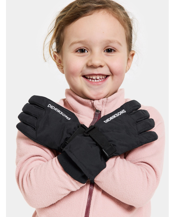 Bernumode | Didriksons: Biggles Kid's Gloves 3 -  Bērnu un pusaudžu ūdensnecaurlaidīgi pirkstaiņi (80 g) 23,06 € Kopšanas instrukcija:
•Mašīnas mazgāšana 40° maigs cikls;
•Nežāvējiet veļas mašīnā;
•Netīrīt ķīmiski;
•Nebalināt;
•Negludiniet.
 Funkcijas:
•Regulējama aproce;
•Auduma kartēšana;
•Cimdu drošības aukla: noņemama aukla, kas piestiprināta pie Didriksons bērnu jaku un kombinezonu piedurkņu galiem;
•Pastiprinātas zonas: Nodilumam pakļautās vietas ir pastiprinātas ar īpaši izturīgu audumu vai plēvi;
•Silicon Grip;
•Iekšpusē ūdensizturīgs oderējums.
Apraksts:
Biggles ir oderētu, vēja necaurlaidīgu cimdu pāris no ūdeni atgrūdoša materiāla. Cimdiem ir papildu pastiprinājums plaukstās, kurām ir arī silikona raksts papildu satvērienam. Tiem ir mīksta, matēta augsto pāļu un trikotāžas odere, un vajadzības gadījumā tos var pievilkt ap plaukstas locītavu. Cimdiem ir aukla ar klipsi galā piestiprināšanai pie jakas vai kombinezona, lai tie nepazustu. Ūdensnecaurlaidīga apdare bez PFC. Bernumode | Didriksons: Biggles Kid's Gloves 3 -  Bērnu un pusaudžu ūdensnecaurlaidīgi pirkstaiņi (80 g) 23,06 € Kopšanas instrukcija:
•Mašīnas mazgāšana 40° maigs cikls;
•Nežāvējiet veļas mašīnā;
•Netīrīt ķīmiski;
•Nebalināt;
•Negludiniet.
 Funkcijas:
•Regulējama aproce;
•Auduma kartēšana;
•Cimdu drošības aukla: noņemama aukla, kas piestiprināta pie Didriksons bērnu jaku un kombinezonu piedurkņu galiem;
•Pastiprinātas zonas: Nodilumam pakļautās vietas ir pastiprinātas ar īpaši izturīgu audumu vai plēvi;
•Silicon Grip;
•Iekšpusē ūdensizturīgs oderējums.
Apraksts:
Biggles ir oderētu, vēja necaurlaidīgu cimdu pāris no ūdeni atgrūdoša materiāla. Cimdiem ir papildu pastiprinājums plaukstās, kurām ir arī silikona raksts papildu satvērienam. Tiem ir mīksta, matēta augsto pāļu un trikotāžas odere, un vajadzības gadījumā tos var pievilkt ap plaukstas locītavu. Cimdiem ir aukla ar klipsi galā piestiprināšanai pie jakas vai kombinezona, lai tie nepazustu. Ūdensnecaurlaidīga apdare bez PFC.