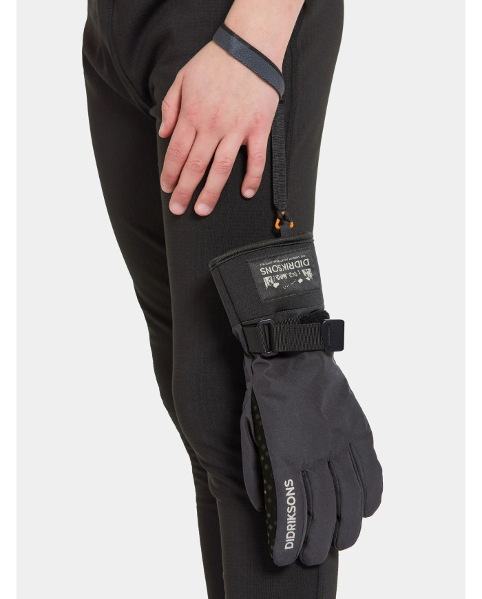 Bernumode | Didriksons: Lovas 2 Five Finger Gloves 2 for kids - Waterproof Winter Gloves for kids and teenagers (80 g) €24.38 Care instructions:
•Machine wash 40° gentle cycle; •Do not tumble dry; •Do not dry clean; •Do not bleach; •Do not iron.
Functions:
•Adjustable cuff;
•Ergonomic cut: Designed with a cut that allows the body to move freely and comfortably;
•Glove security loop: Attach any Didriksons gloves with security strings to the sleeve ends;
•Reinforced areas: Areas exposed to wear and tear are reinforced with extra durable fabric or film;
•Silicon Grip;
•Waterproof liner inside. 
 Descriptions: 
Lovas five finger glove is 100% water and windproof with a waterproof liner inside. The finger gloves have reinforced palms for an improved grip. Fleecelining inside for comfort. Neoprene in the wrist for better adjustment and comfort. Elastic security string for wrist attachment. Made for the older kids.


