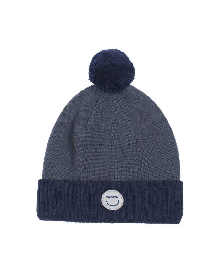 Bernumode | Viking:  Toasty Beanie Wool Pom Pom - 100% merino vilnas cepure 18,19 € Palīdziet bērnam izpētīt ziemas sezonu, vienlaikus saglabājot siltumu ar šo vilnas pupiņu. Beanie ir izgatavota, izmantojot merino vilnu, dabas izcilāko izolācijas šķiedru. Tas ir apvienots ar vēja necaurlaidīgām austiņām, kas palīdz novērst vēju. Pupiņai ir arī jautrs pom pom, ko bērns var baudīt. Tikmēr vecāki novērtēs atstarojošo plāksteri papildu drošībai uz ielām tumšākajos mēnešos.
