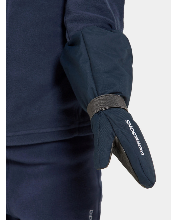 Bernumode | Didriksons: Biggles Kid's Mittens 7-  Bērnu ūdensnecaurlaidīgi dūraiņi (80 g) 19,42 € Kopšanas instrukcija:
•Mašīnas mazgāšana 40° maigs cikls;
•Nežāvējiet veļas mašīnā;
•Netīrīt ķīmiski;
•Nebalināt;
•Negludiniet.
Funkcijas:
•Regulējama aproce;
•Auduma kartēšana;
•Cimdu drošības aukla: noņemama aukla, kas piestiprināta pie Didriksons bērnu jaku un kombinezonu piedurkņu galiem;
•Pastiprinātas zonas: Nodilumam pakļautās vietas ir pastiprinātas ar īpaši izturīgu audumu vai plēvi;
•Iekšpusē ūdensizturīgs oderējums.
Apraksts: 
Biggles ir polsterēti, ūdensnecaurlaidīgi un vēja necaurlaidīgi dūraiņi ar līmlentām šuvēm pilnībā ūdensizturīgai konstrukcijai. Viņiem ir mīksta odere ar augstu pāļu siltumu. Piegulumu var regulēt, izmantojot velcro plaukstas siksnu. Plaukstās ir papildu pastiprinājums, lai uzlabotu saķeri. Savelkamās auklas ar auklas āķa galu dūraiņu piestiprināšanai pie piedurknes. Ūdensnecaurlaidīga apdare bez PFC.