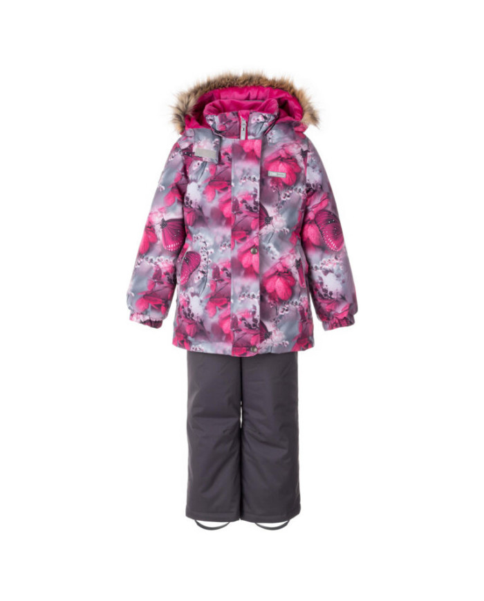 Bernumode | LENNE: Зимний комплект RIMONA 330 г +  150 г 94,15 € В изготовлении одежды Active учитываются преобладающие в Эстонии и Северных странах погодные условия, предъявляющие к изделиям особо высокие требования. Используются специально изготовленные высокотехнологичные ткани, предохраняющие ребенка от переохлаждения, практичные в эксплуатации и легкие в уходе. Основными целями развития продукции Lenne являются безопасность, удобство, простота в уходе, практичность.Ткань-Active – водонепроницаемая дышащая ткань. Изделия из серии Active: легки по весу, ветрозащитные и теплые, дышащие, водоотталкивающие, прочные и легки в уходе.Водостойкость: 5 000/10 000 ммВоздухопроводимость: 5 000/10 000 g/m2/24h
Зимний комплект для девочки.
Всепогодный комплект со светоотражающим принтом в верхней части подходит для ношения в зимний период.
Зимний комплект Lenne для девочек защищен от воды, ветра и дождя. Брюки с регулируемыми подтяжками согревают спину вашего ребенка даже во время активной игры. В дизайне изделия присутствуют светоотражающие детали, которые сделают вашего ребенка заметным даже в самую темную зиму. Надежный капюшон на кнопках отстегивается от изделия, если оно застревает.
Высокотехнологичная ткань Active+ имеет водонепроницаемую мембрану, которая предотвращает проникновение воды через изделие. При этом он обладает способностью испарять пот. ◆Водонепроницаемость: водяной столб 5 000/10 000 мм ◆Воздухопроницаемость: паропроницаемость 5 000/10 000 г/м²/24ч ◆Ветрозащита: воздухопроницаемость 0 л/м²с ◆Водо- и грязеотталкивание: покрытие DWR (Durable Water Repellent)
Утеплитель EXTRA WARM ⁑⁑ – лучший выбор для морозной погоды. Дышащая ткань не дает вашему ребенку потеть. Теплоудерживающая способность намного выше, чем у обычной ваты. Обеспечивает комфорт и свободу движений при температуре от -1 до -30°C. 
Манжет с подкладкой из мягкого меха. Эта уникальная деталь для верхней одежды защитит нежную кожу вашего малыша от трения о прочную и износостойкую ткань. Отдайте предпочтение этому незаменимому решению при выборе верхней одежды.
Петля для крепления отражателя.
