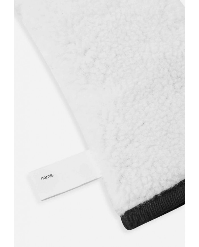 Bernumode | Reima: Bērnu ziemas ūdensnecaurlaidīgi pirkstaiņi Reimatec, Milne (Silta vilnas maisījuma odere) 22,38 € Silti cimdi izgatavoti no ūdensnecaurlaidīga materiāla, ar vilnas maisījuma oderi, kā arī pastiprinātu plaukstu un pirkstiem. Lieliski piemērots tādām aktivitātēm kā riteņbraukšana ziemā. 
Šie Reima cimdi bērniem ir lieliski piemēroti ziemai un citiem vēsiem gadalaikiem. Šim pārim ir viegla vate un mīksta vilnas pāļu odere, kas ir patīkama pret ādu un saglabā siltumu, vienlaikus novēršot svīšanu. Ar šiem bērnu cimdiem sniegavīru veidošana ir jautra un vienkārša: pastiprinātās plaukstas un īkšķi garantē lielisku satvērienu.  

Ūdensizturīgs materiāls, bez ieliktņa - produkts nav ūdensizturīgs 
  Stiprināta plauksta un īkšķis  
Silta odere no vilnas maisījuma
Atstarojoša apdruka




Age approx.
0-12 mos
6-18 mos
1-2 yr
2-4 yr
4-6 yr
6-8 yr
8-10 yr
10-12 yr
12-14 yr


Size
0
1
2
3
4
5
6
7
8


Hand height (cm)
8
9
10
11,5
13
14
15
16
17


Hand height (inches)
3.1
3.5
3.9
4.5
5.1
5.5
5.9
6.3
6.7


Palm circumference (cm)
10
11,5
12,5
13,5
15
16
17
17,5
18


Palm circumference (inches)
3.9
4.5
4.9
5.3
5.9
6.3
6.7
6.9
7.1





