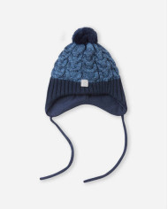Bernumode | Reima: Детская шапка на завязках, Paljakka 21,00 € Шапочка для малышей изготовлена из смесового трикотажа с флисовой подкладкой. Ветрозащитные наушники для комфорта. 
Вязаная шапка для малышей Reima изготовлена из теплого полушерстяного трикотажа. Идеально согреет малышей благодаря натуральной шерсти. Флисовая подкладка теплая и комфортная, а ветронепроницаемое покрытие по бокам защищает маленькие уши.  

Мягкий и теплый трикотаж из смеси шерсти.  
Мягкая и теплая флисовая подкладка.  
Ветрозащитные наушники 
  Помпон сверху  
Красивый дизайн .
  Светоотражающая этикетка спереди
