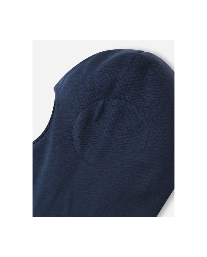 Bernumode | Reima: Ķivercepure, Starrie (100% merino vilna) 24,24 € 
Mazu bērnu balaklava (sejas maska) Starrie
Klasiskais stils 
Tradicionālā un populārā balaklava no Reima® ORIĢINĀLĀS kolekcijas pasargā mazajām atvasēm galvu gada aukstākajā laikā. Šī mazu un lielāku bērnu balaklava ir izgatavota no silta vilnas adījuma un oderēta ar kokvilnas elastīnu, kas ļauj šim izstrādājumam ērti un maigi piegulēt pie ādas. Vēja izturīgi ausu polsterējumi starp virsmu un oderi aizsargā mazās austiņas pret dzestro vēju. Klasiskā stila maska lieliski aizklāj un pasargā pieri, vaigus un kaklu. Izvēlieties savu mīļāko cepuri bīniju no plaša klāsta vienkrāsainu un strīpainu izstrādājumu.

Mazu bērnu balaklava
Mīksta merino vilna lieliskai temperatūras kontrolei
Vēja izturīgi ausu polsterējumi
Pilnīgs oderējums: viļņots kokvilnas audums ar elastīnu
Reima® logotips priekšpusē
Gaisu caurlaidīgs materiāls
100% vilnas izstrādājums
Vēja izturīgi ausu polsterējumi
Atstarotāji
Galvenais materiāls: 100% vilna
Odere: 97% kokvilna, 3% elastīns
Kopšanas instrukcijas
Kopšanas instrukcijas: mazgāt atsevišķi ar iekšpusi pavērstu uz āru (30 °C). Žāvējot iekšpuse atkal jāvērš iekšup. Saraujas par 5%.

