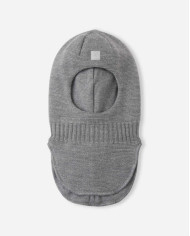 Bernumode | Reima: Ķivercepure, Starrie (100% merino vilna) 24,24 € 
Mazu bērnu balaklava (sejas maska) Starrie
Klasiskais stils 
Tradicionālā un populārā balaklava no Reima® ORIĢINĀLĀS kolekcijas pasargā mazajām atvasēm galvu gada aukstākajā laikā. Šī mazu un lielāku bērnu balaklava ir izgatavota no silta vilnas adījuma un oderēta ar kokvilnas elastīnu, kas ļauj šim izstrādājumam ērti un maigi piegulēt pie ādas. Vēja izturīgi ausu polsterējumi starp virsmu un oderi aizsargā mazās austiņas pret dzestro vēju. Klasiskā stila maska lieliski aizklāj un pasargā pieri, vaigus un kaklu. Izvēlieties savu mīļāko cepuri bīniju no plaša klāsta vienkrāsainu un strīpainu izstrādājumu.

Mazu bērnu balaklava
Mīksta merino vilna lieliskai temperatūras kontrolei
Vēja izturīgi ausu polsterējumi
Pilnīgs oderējums: viļņots kokvilnas audums ar elastīnu
Reima® logotips priekšpusē
Gaisu caurlaidīgs materiāls
100% vilnas izstrādājums
Vēja izturīgi ausu polsterējumi
Atstarotāji
Galvenais materiāls: 100% vilna
Odere: 97% kokvilna, 3% elastīns
Kopšanas instrukcijas
Kopšanas instrukcijas: mazgāt atsevišķi ar iekšpusi pavērstu uz āru (30 °C). Žāvējot iekšpuse atkal jāvērš iekšup. Saraujas par 5%.

