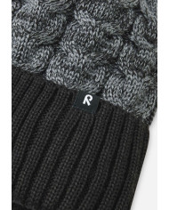 Bernumode | Reima: Детская шапка, Routii 21,43 € Детская вязаная шапочка из полушерстяной пряжи. Теплый фасон с флисовой подкладкой.
Эта детская вязаная шапка, одна из наших любимых шапок Reima в этом сезоне, изготовлена из теплой пряжи с добавлением шерсти. Он идеально подходит для того, чтобы согреть молодых. Полная флисовая подкладка уютна и комфортна, а ветрозащитное покрытие защищает уши.