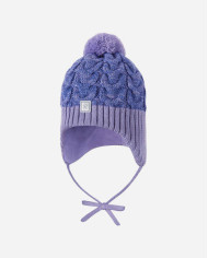 Bernumode | Reima: Bērnu cepure, Paljakka 21,00 € 
Mazu bērnu pupiņa, kas izgatavota no vilnas jaukta trikotāžas, komplektā ar vilnas oderi. Vēja necaurlaidīgas ausu daļas komfortam. 
Šī adīta Reima pupiņa maziem bērniem ir izgatavota no silta vilnas maisījuma adījuma. Pateicoties dabīgajai vilnai, tas ir ideāli piemērots mazuļu sasildīšanai. Pilna flīsa odere ir silta un patīkama, un vēja necaurlaidīgais pārklājums sānos aizsargā mazās ausis.  

Mīksts un silts vilnas maisījuma adījums 
 Mīksta, silta flīsa odere  
Stīgas visos izmēros  
Vēja necaurlaidīgas austiņas 
 Pom-pom virsū  
Skaists  dizains  
Priekšpusē atstarojoša etiķete

