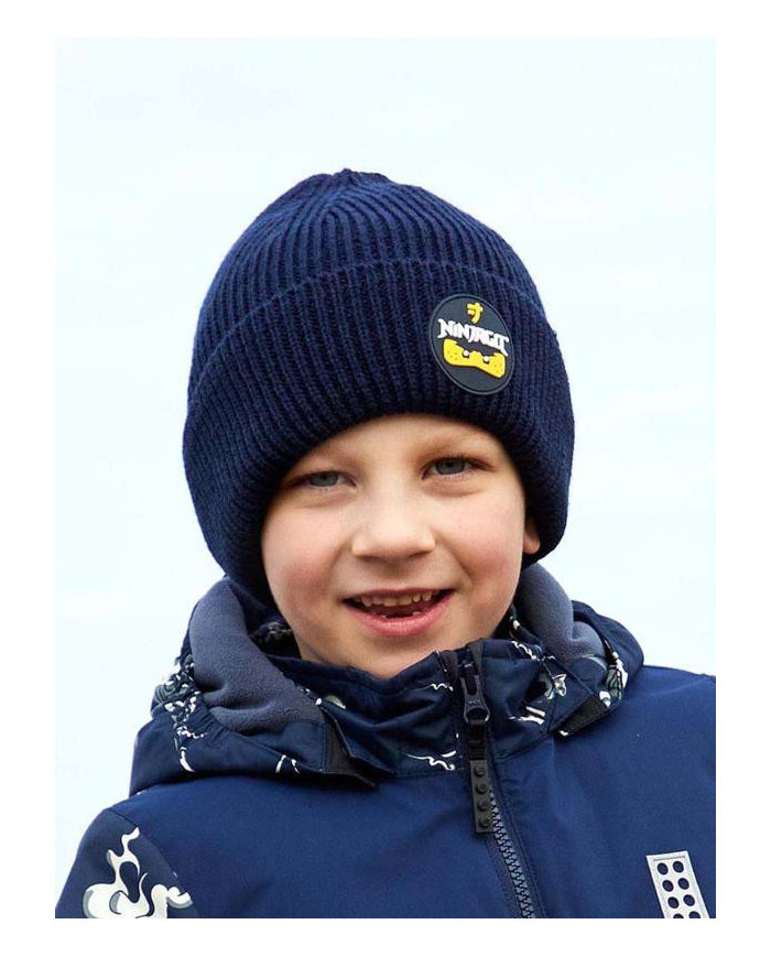 Bernumode | LEGO® Wear: Зимняя шапка на мальчика Ninjago, LWASMUS 706 22,28 € Вязаная шапка LEGO® NINJAGO® для мальчиков и девочек 
Классическая зимняя шапка просто необходима, и на этой красивой шапке даже есть крутой значок LEGO® NINJAGO® спереди, на котором изображена пара глаз ниндзя. 
ПОЭТОМУ ВАМ ПОНРАВИТСЯ ТРИКОТАЖНАЯ ШАПКА 
  Она выполнена из мягкого акрила.  
Шапка имеет дышащую подкладку из смесового хлопка.  
Вы можете выбрать один из трех потрясающих цветов 
На передней части шляпы для мальчиков и девочек в стиле LEGO NINJAGO имеется крутой резиновый значок, который изящно придает шляпе особенный вид.