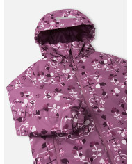 Bernumode | Reima: Meiteņu ziemas jaka Reimatec, Nuotio (160 g) 53,62 € Bērnu ziemas jaka, kas izgatavota no pārstrādātām šķiedrām. Ūdens un vēja necaurlaidīgs. 
Šis Reimatec ziemas mētelis bērniem ir izgatavots no ūdens un vēja necaurlaidīga materiāla, kas arī ir elpojošs komfortam - un tāpat kā visi funkcionālie reimas audumi, netīrumus atgrūdoši mazākai mazgāšanai. Galvenās šuves ir noslēgtas, lai tās būtu ūdensnecaurlaidīgas, un drošā, noņemamā kapuce pasargā mazās galviņas no vēja. Gluds oderējums atvieglo ģērbšanos un nodrošina komfortu valkājot ar citām apģērba kārtām. Divas rāvējslēdzēja kabatas priekšpusē un regulējama apakšmala ir citas parocīgas šīs bērnu izolētās jakas detaļas.

Atklātās šuves ir ūdensnecaurlaidīgas  
Gluda poliestera odere 
Droša noņemama kapuce.
Regulējamas aproces  
Divas kabatas ar rāvējslēdzēju
  Regulējama apakšmala  
Atstarojošas detaļas

