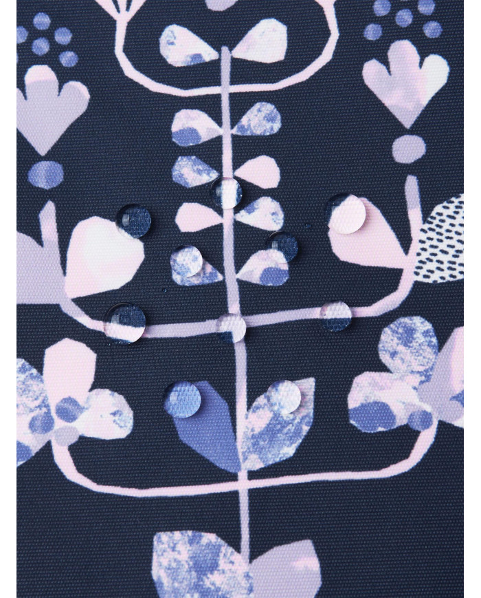 Bernumode | Reima: Зимняя куртка на девочку Reimatec, Nuotio (160 г) 53,62 € Детская зимняя куртка из переработанного волокна. Водо- и ветрозащитный. 
Эта зимняя куртка для детей Reimatec изготовлено из водо- и ветронепроницаемого материала, который также воздухопроницаем, что обеспечивает комфорт, и, как и все функциональные ткани Reima, грязеотталкивающий, что позволяет реже стирать. Основные швы герметичны, что обеспечивает водонепроницаемость, а безопасный съемный капюшон защищает маленькие головы от ветра. Гладкая подкладка облегчает одевание и обеспечивает комфорт при ношении с другими слоями одежды. Два кармана на молнии спереди и регулируемый подол — еще одни удобные детали этой детской утепленной куртки.  

Открытые швы герметичны и водонепроницаемы. 
  Гладкая подкладка из полиэстера 
  Безопасный съемный капюшон.  
Регулируемые манжеты
  Два кармана на молнии  
Регулируемый подол  
Отражающие детали
